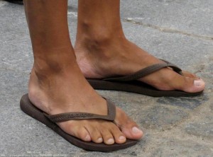 beaux pieds en tongs