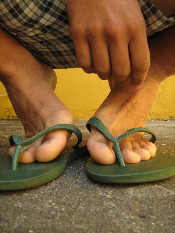 tongs pieds gay