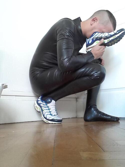 kiffeur gay sneakers sniff 