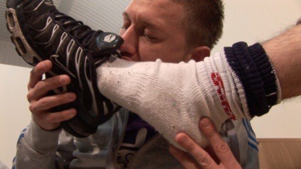 Gay Sniffeur Sneakers (6)